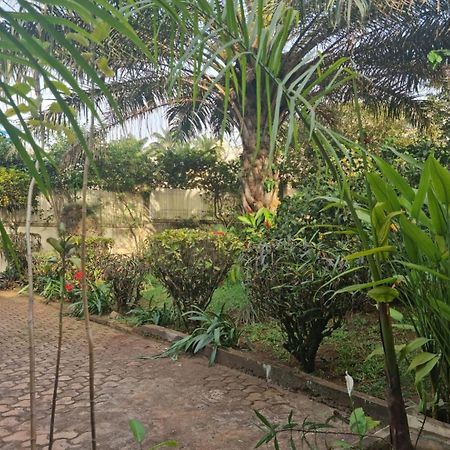 Tout confort avec jardin entrée Bastos Yaoundé Exterior foto