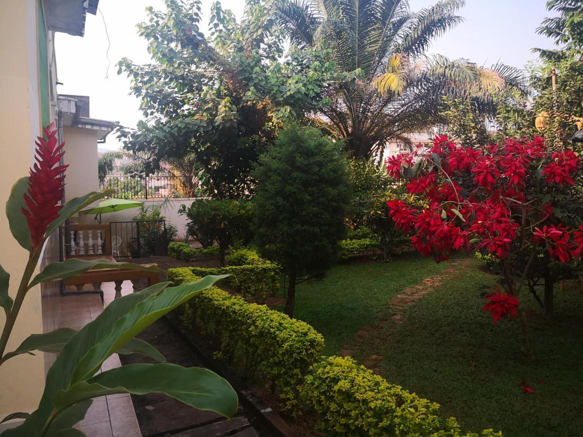 Tout confort avec jardin entrée Bastos Yaoundé Exterior foto