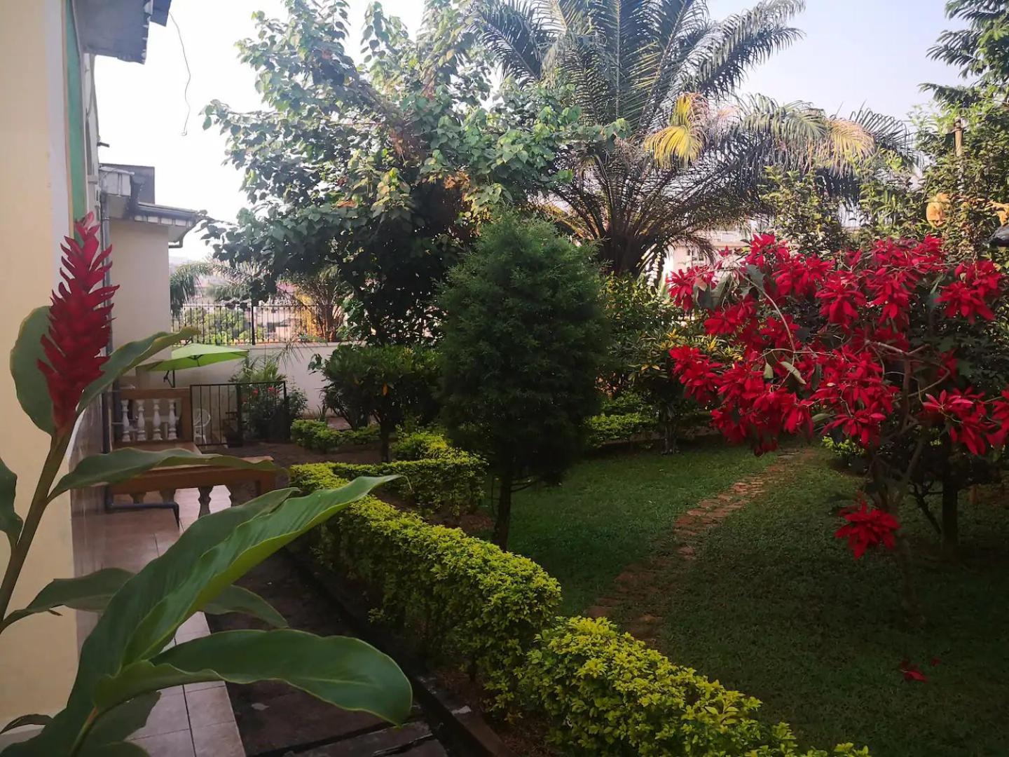 Tout confort avec jardin entrée Bastos Yaoundé Exterior foto